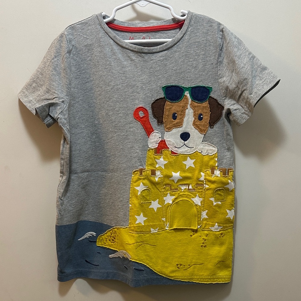 Mini Boden Gray Short Sleeve Tee with Dog and Sandcastle with Peekaboo Crab
